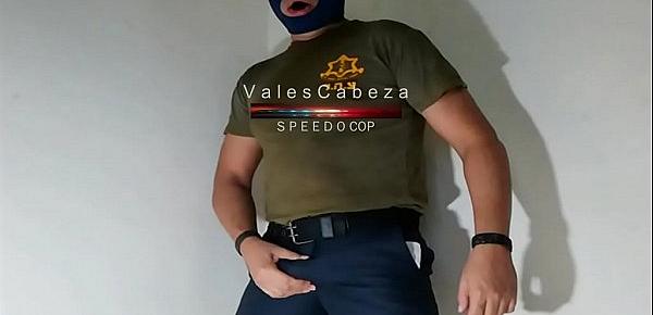  ValesCabeza344 Speedo COP UNIFORMED PATROL(18 min!) Policia Uniformado queda en SPEEDO y se corre dentro!!